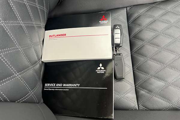 2024 Mitsubishi Outlander OUTLANDER EXCEED 7 SEAT (AWD) ZM4E46