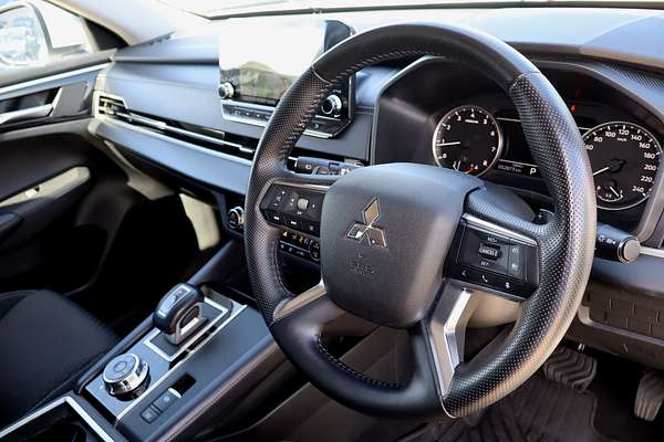 2024 Mitsubishi Outlander LS ZM