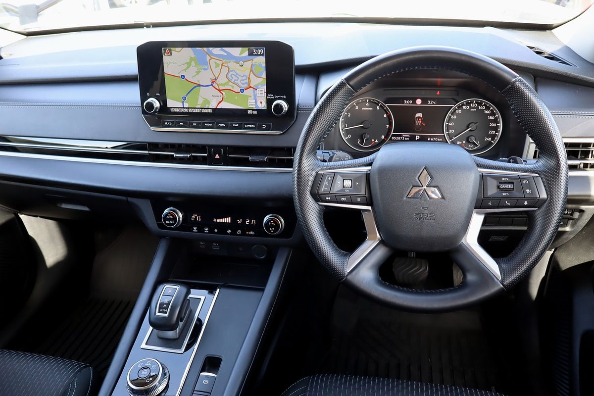 2024 Mitsubishi Outlander LS ZM