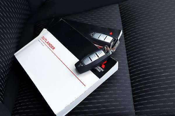 2024 Mitsubishi Outlander LS ZM