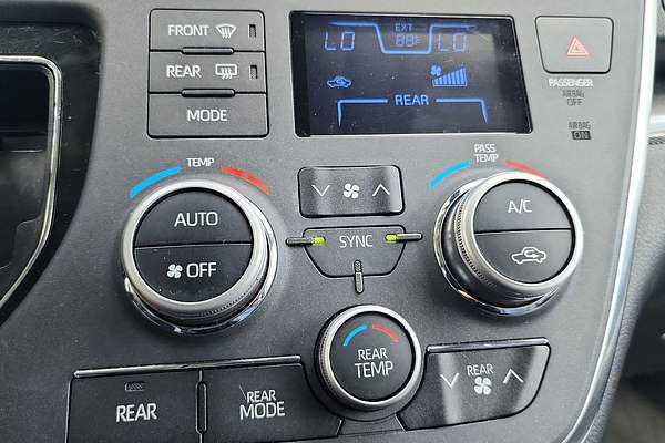 2019 Toyota SIENNA SE Premium