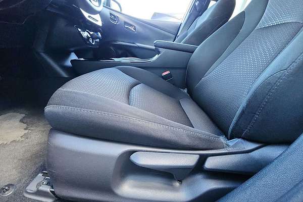 2022 Toyota Prius LE