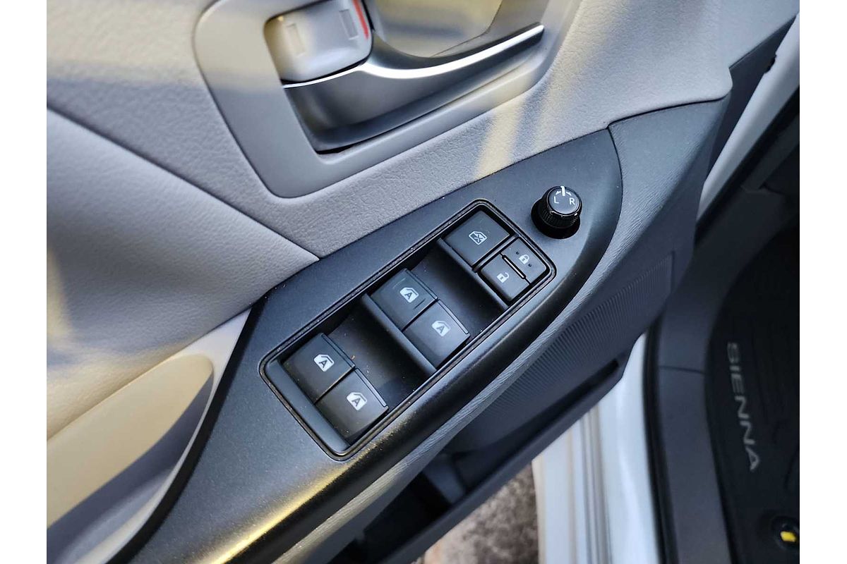 2019 Toyota SIENNA LE