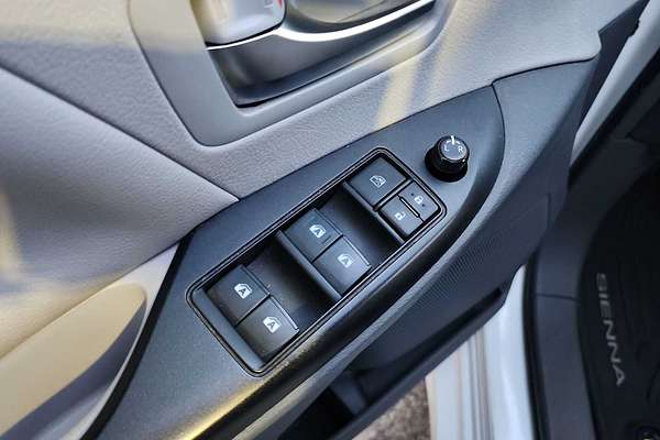 2019 Toyota SIENNA LE