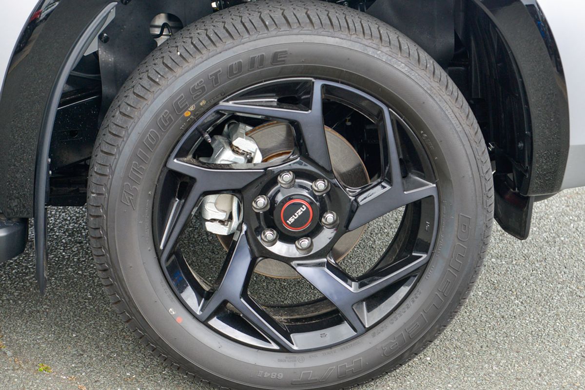 2025 Isuzu MU-X X-TERRAIN