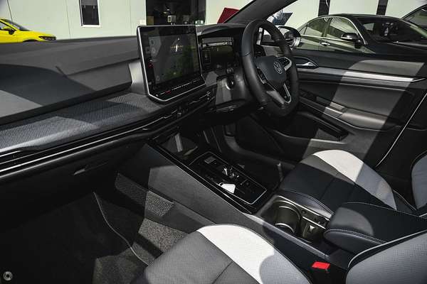 2025 Volkswagen Golf 110TSI R-Line 8.5