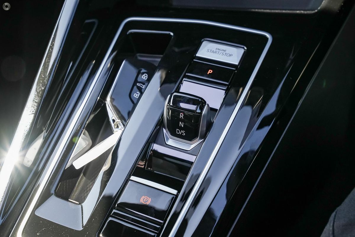 2025 Volkswagen Golf 110TSI R-Line 8.5