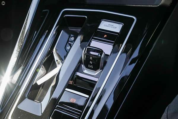 2025 Volkswagen Golf 110TSI R-Line 8.5