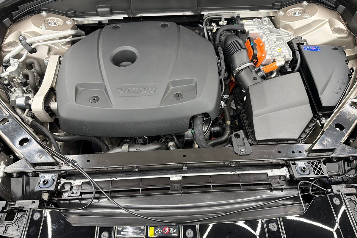 2022 Volvo XC60 Recharge Ultimate T8 Plug-In Hybrid