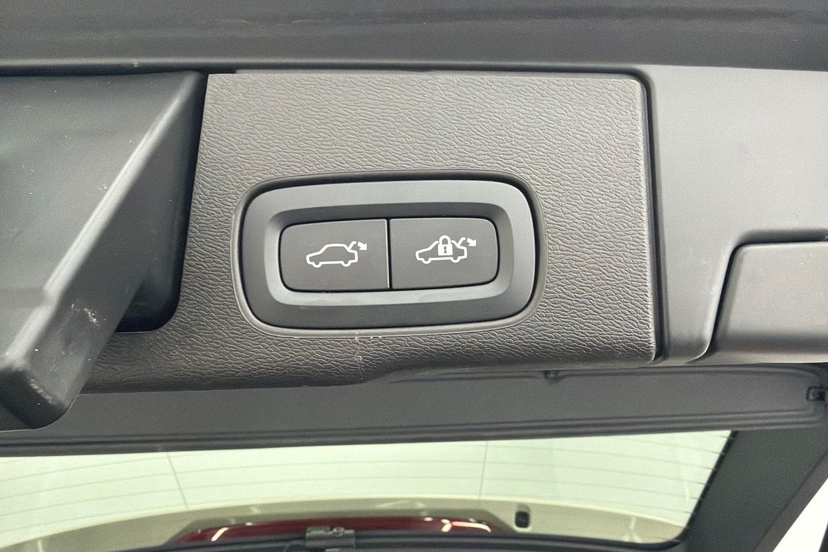 2022 Volvo XC60 Recharge Ultimate T8 Plug-In Hybrid