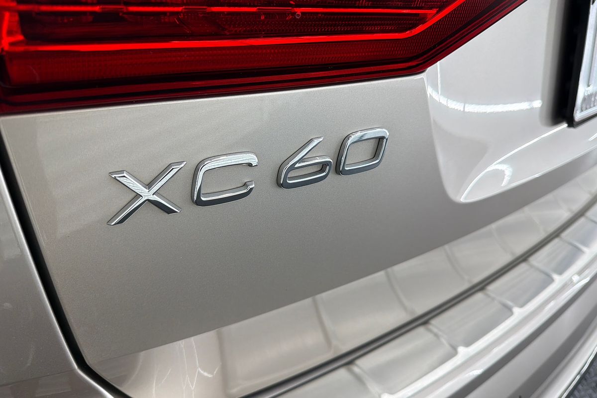 2022 Volvo XC60 Recharge Ultimate T8 Plug-In Hybrid