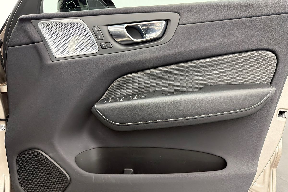 2022 Volvo XC60 Recharge Ultimate T8 Plug-In Hybrid