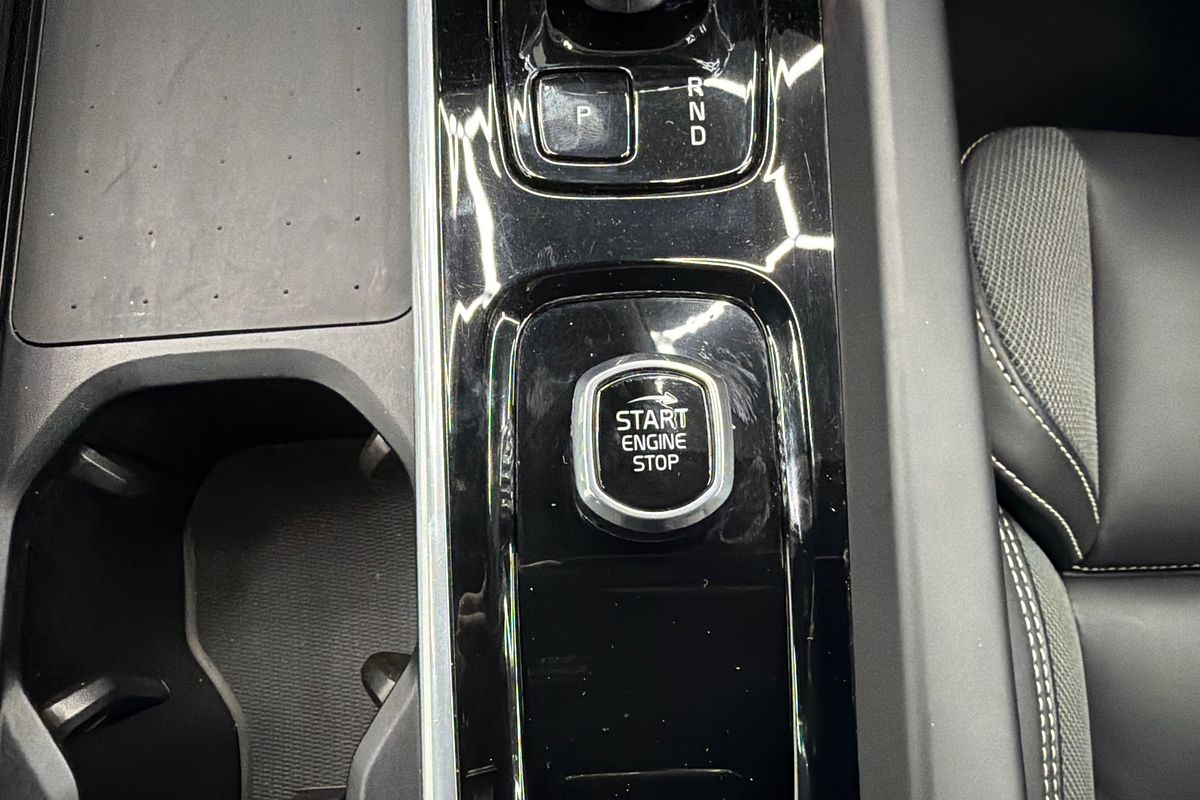 2022 Volvo XC60 Recharge Ultimate T8 Plug-In Hybrid