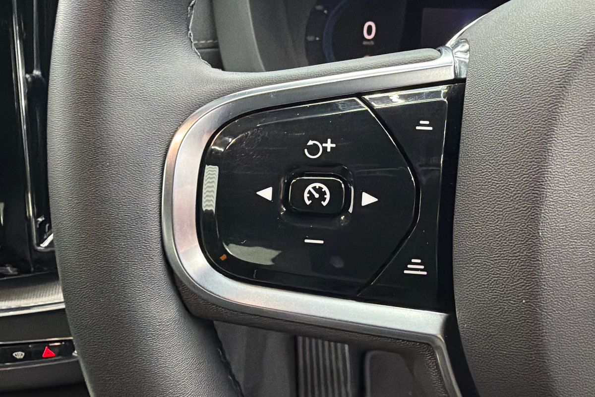 2022 Volvo XC60 Recharge Ultimate T8 Plug-In Hybrid