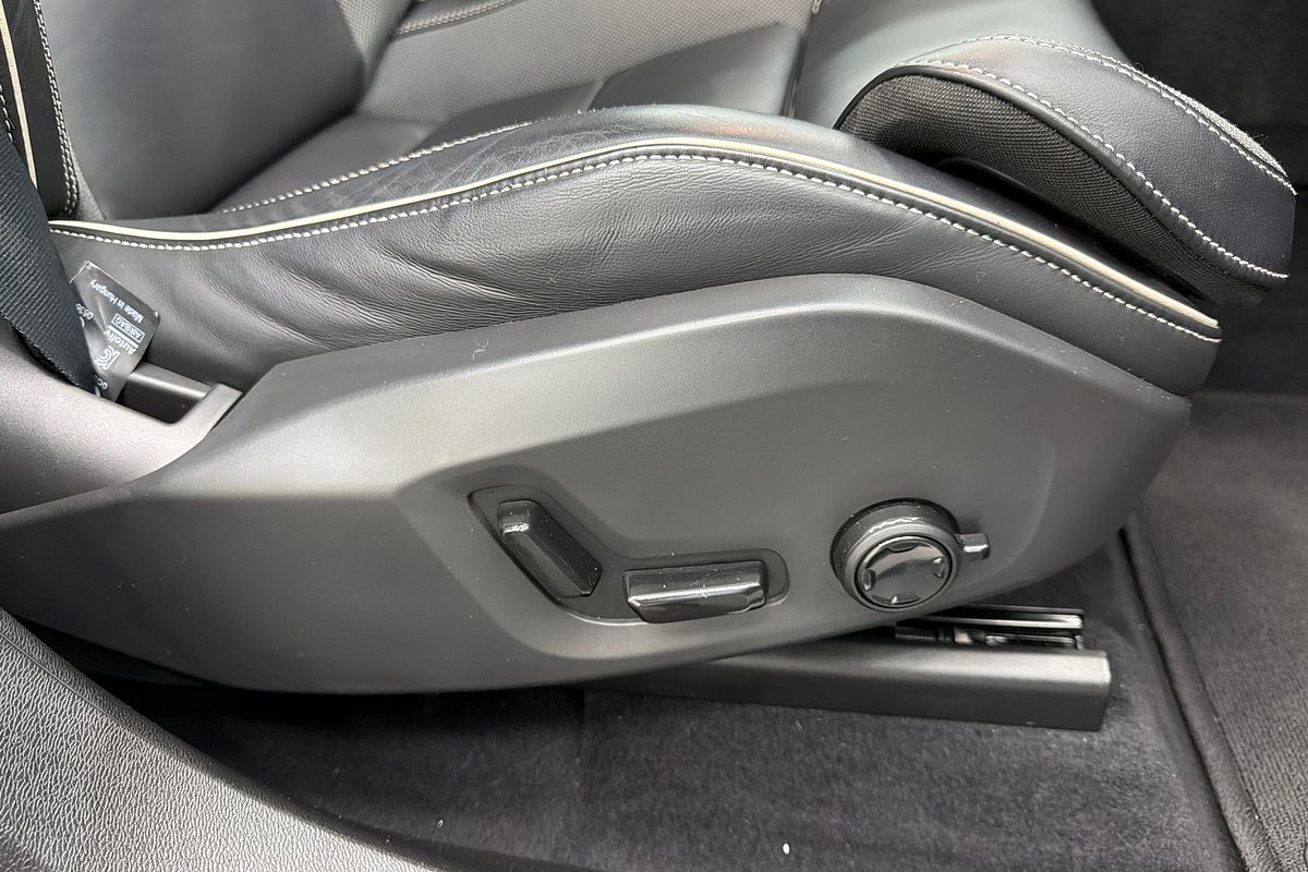 2022 Volvo XC60 Recharge Ultimate T8 Plug-In Hybrid