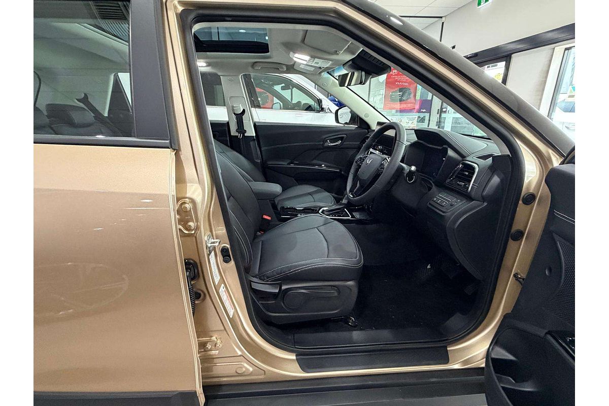 2025 Mahindra XUV3XO AX7L