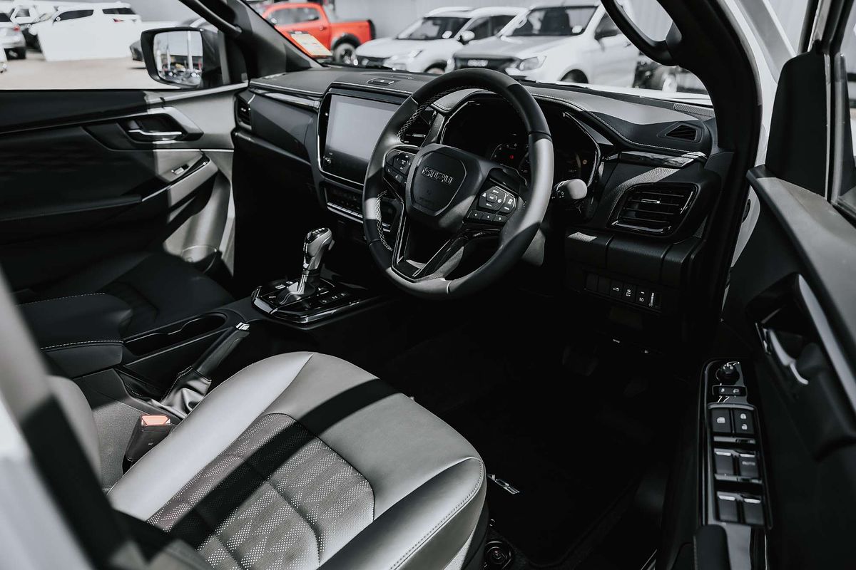 2025 Isuzu D-MAX BLADE  4X4