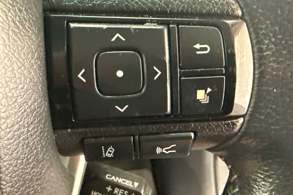 2023 Toyota Hilux SR5 + PREMIUM INTERIOR (4x4) GUN126R 4X4