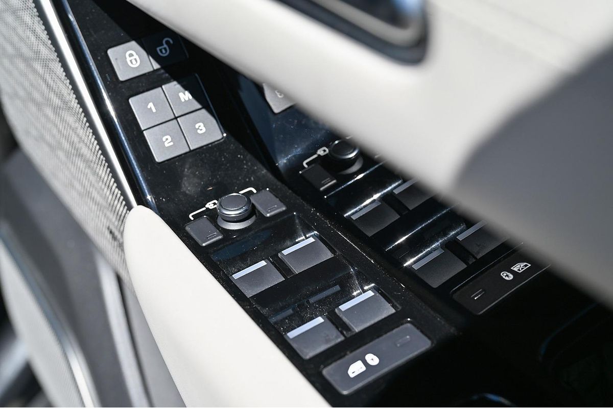 2018 Land Rover Range Rover Velar D240 L560