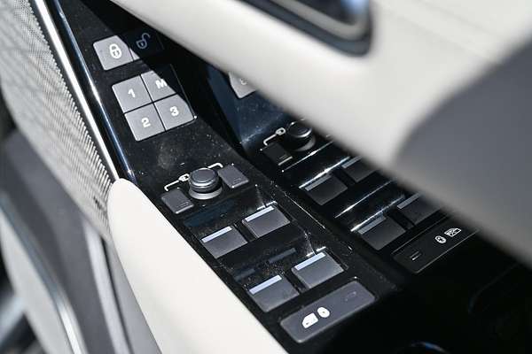 2018 Land Rover Range Rover Velar D240 L560