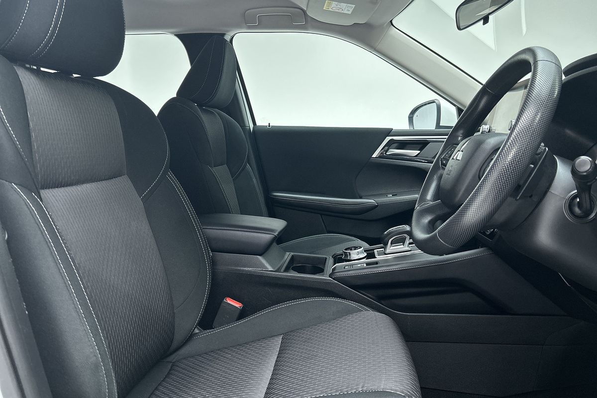 2024 Mitsubishi Outlander ES ZM