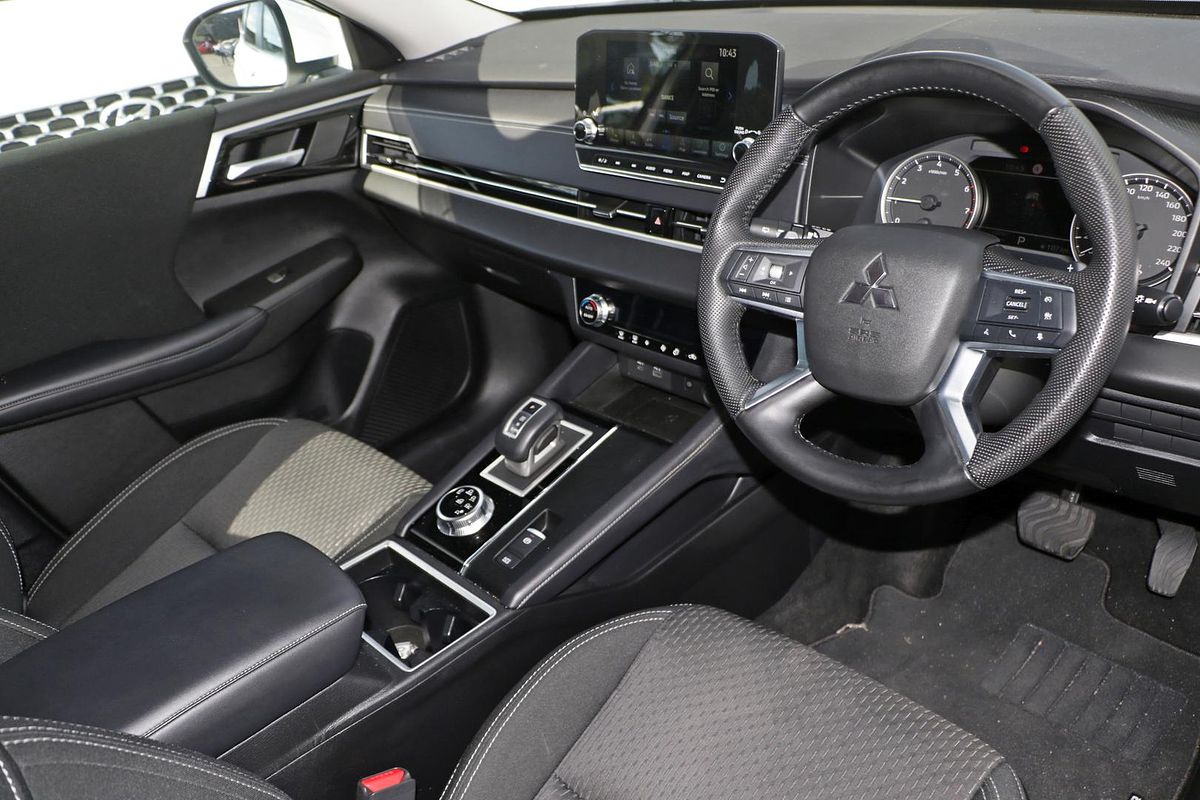 2024 Mitsubishi Outlander LS ZM