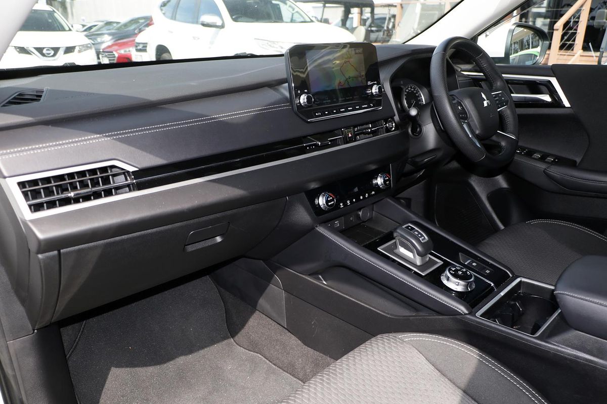 2024 Mitsubishi Outlander LS ZM