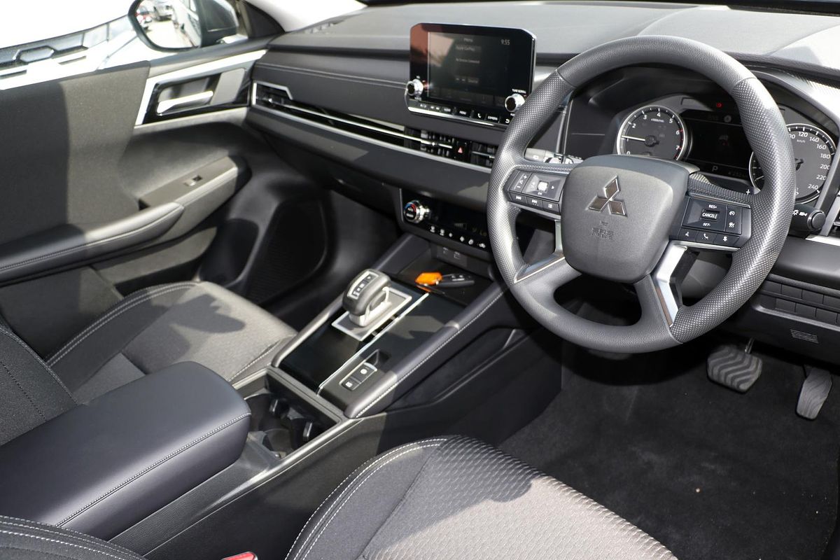 2024 Mitsubishi Outlander ES ZM