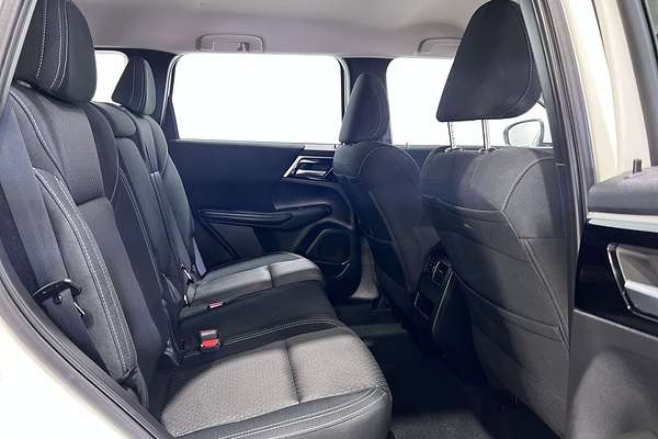 2023 Mitsubishi Outlander ES ZM