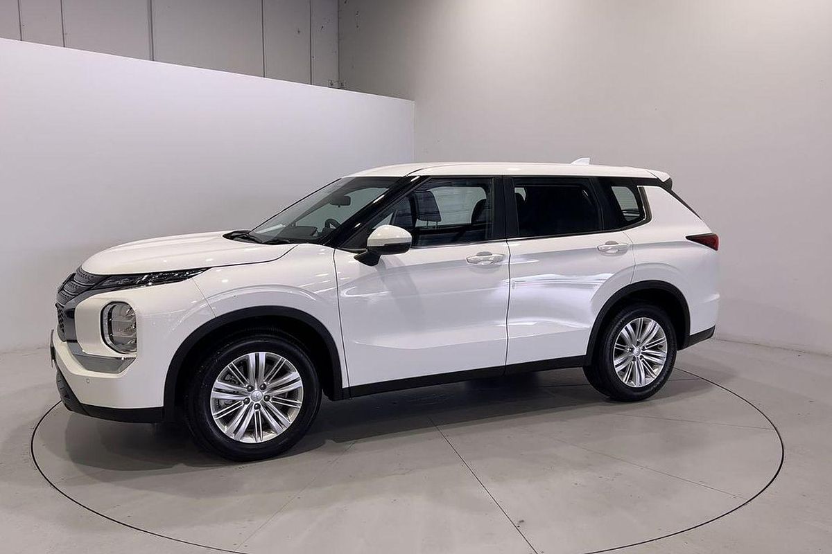 2023 Mitsubishi Outlander ES ZM