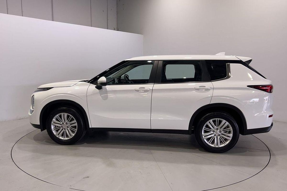 2023 Mitsubishi Outlander ES ZM