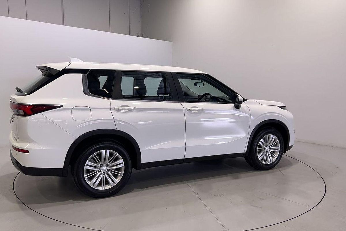 2023 Mitsubishi Outlander ES ZM