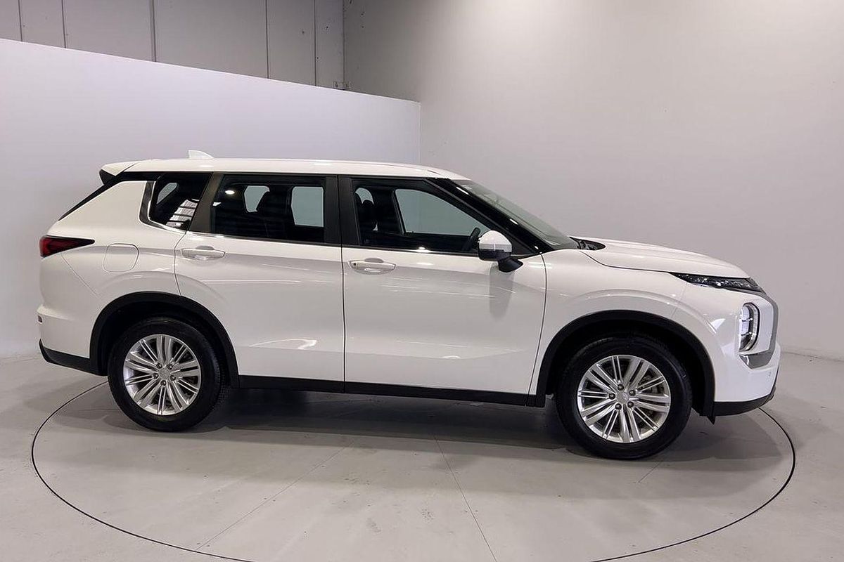 2023 Mitsubishi Outlander ES ZM