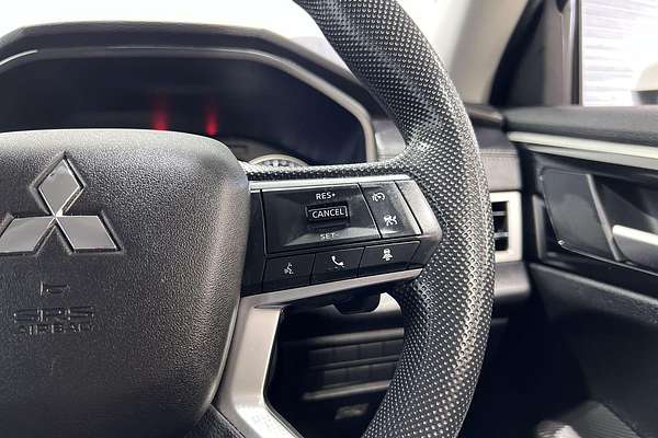 2023 Mitsubishi Outlander ES ZM