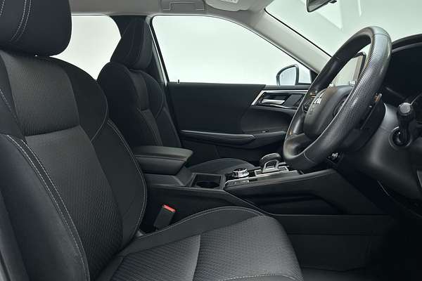 2023 Mitsubishi Outlander ES ZM thumb-12