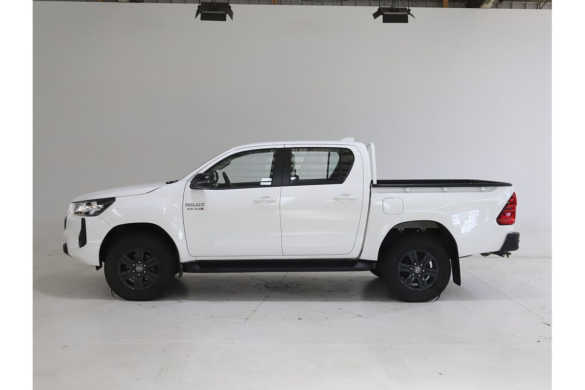 Hilux 4x4 SR 2.8L T Diesel Automatic Double Cab Hilux 4x4 SR 2.8L T Diesel Automatic Double Cab