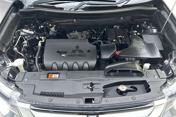 2015 Mitsubishi Outlander LS ZK thumb-10