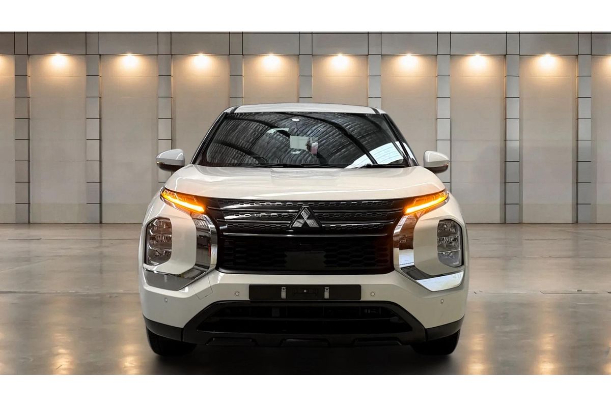 2023 Mitsubishi Outlander ES ZM