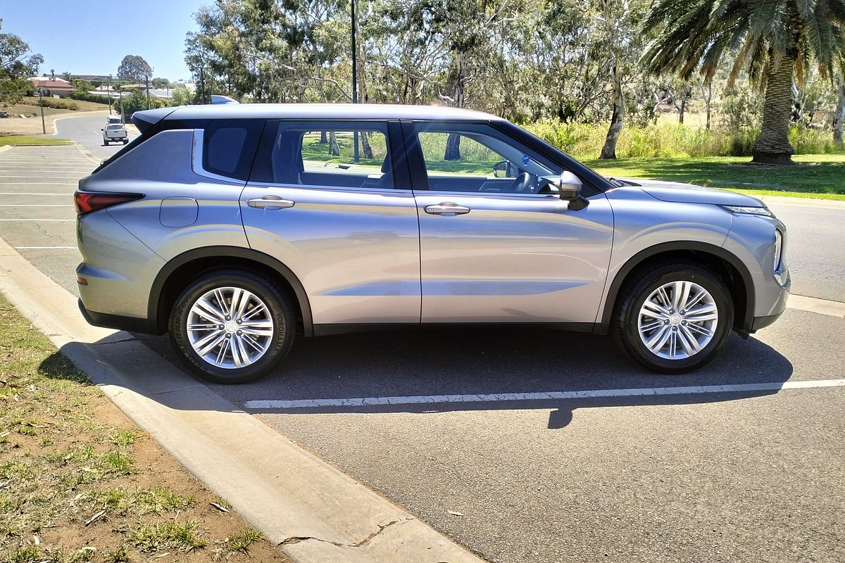 2023 Mitsubishi Outlander ES ZM