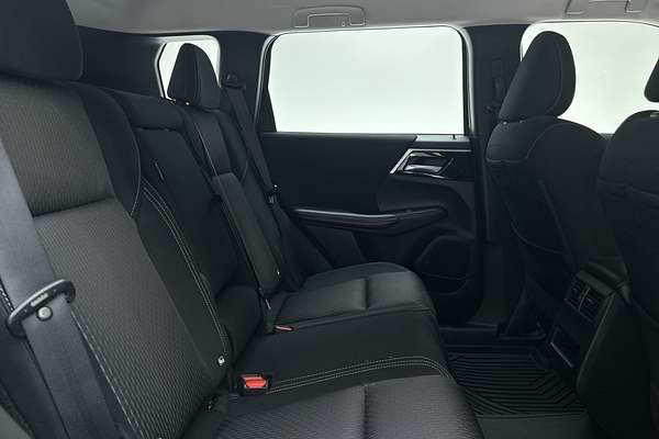 2024 Mitsubishi Outlander ES ZM thumb-11