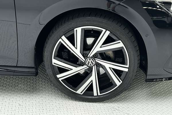 2023 Volkswagen Golf 110TSI R-Line 8 thumb-9
