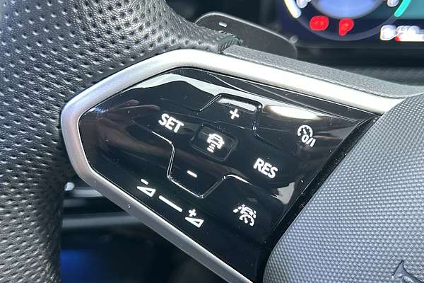 2023 Volkswagen Golf 110TSI R-Line 8 thumb-16