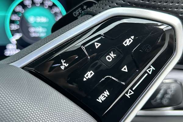 2023 Volkswagen Golf 110TSI R-Line 8 thumb-17