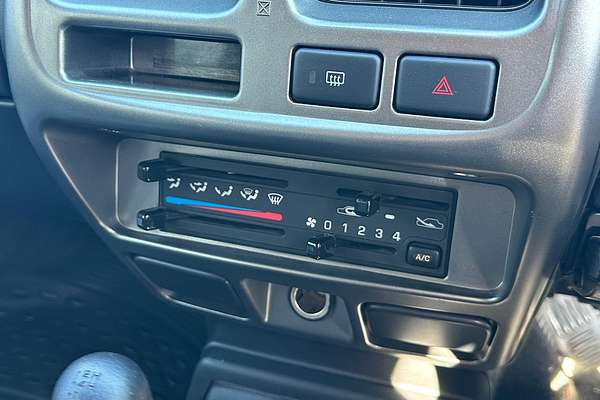 2010 Nissan Navara ST-R D22 4X4 thumb-24