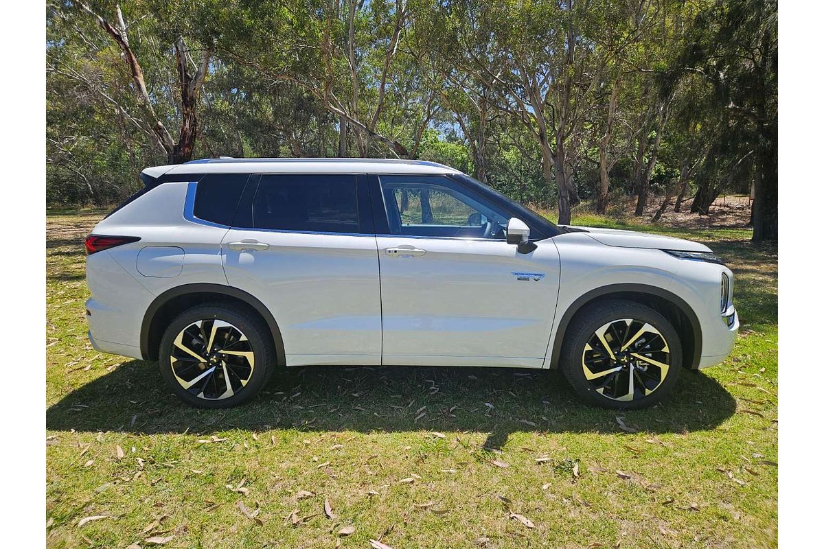 2025 Mitsubishi Outlander PHEV Exceed ZM