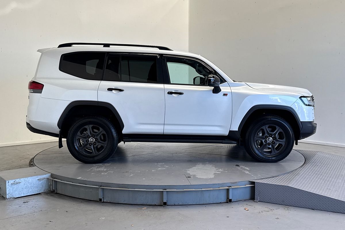 2025 Toyota Landcruiser GR Sport FJA300R