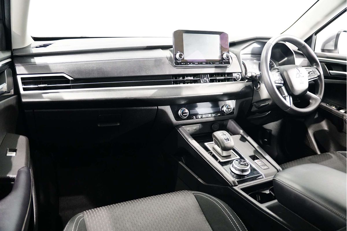 2023 Mitsubishi Outlander ES ZM