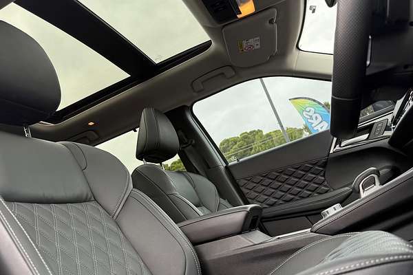 2024 Mitsubishi Outlander Exceed ZM thumb-8