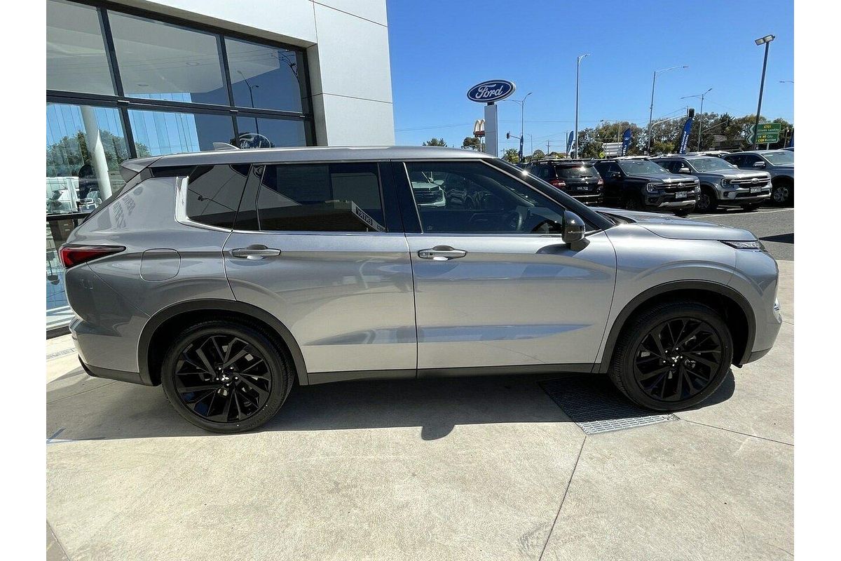 2023 Mitsubishi Outlander LS Black Edition ZM