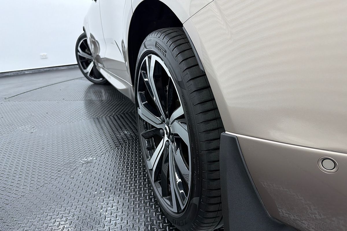 2022 Volvo XC60 Recharge Ultimate T8 Plug-In Hybrid